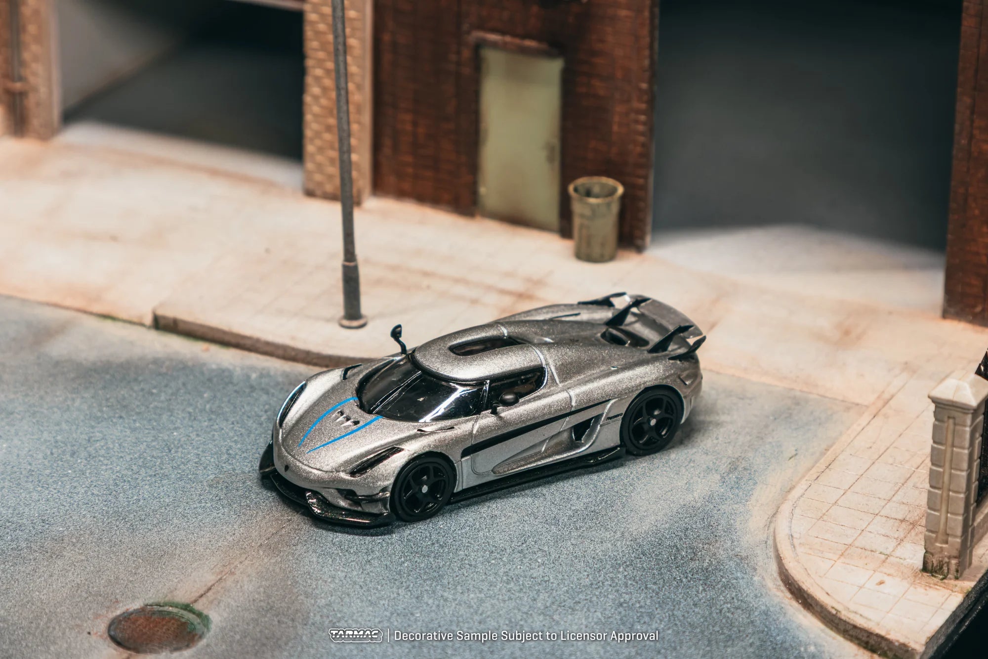 Tarmac Works Global64 1:64 Koenigsegg Regera with Trading Cards Pack Silver
