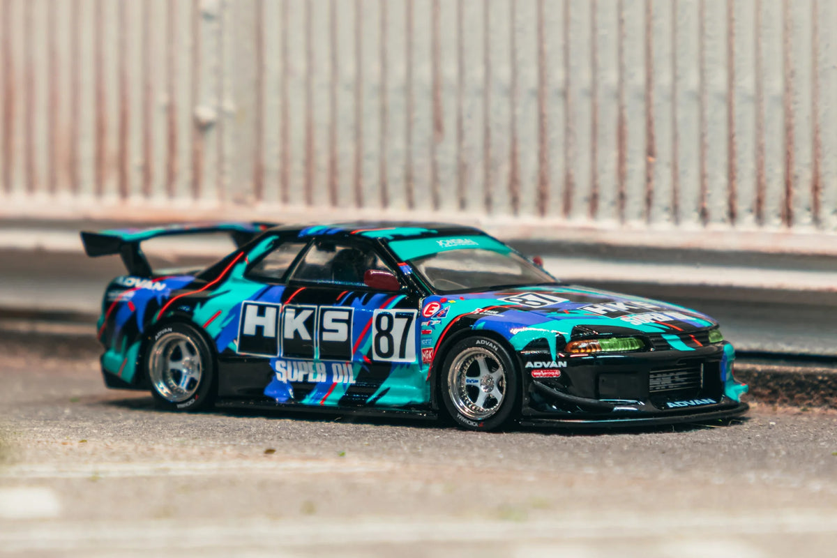 Tarmac Works Global64 1:64 Nissan Skyline (R32) Widebody Jonsibal Designworks & HKS with Card Pack